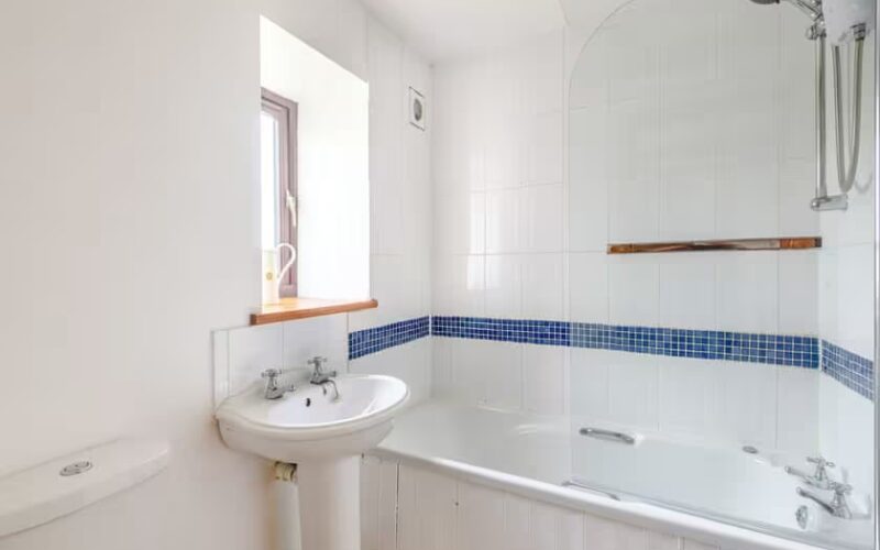 bathroom of holiday cottage 5 at epworth fields holiday park in lincolnshire