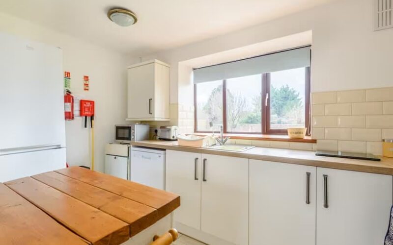 kitchen of holiday cottage 5 at epworth fields holiday park in lincolnshire