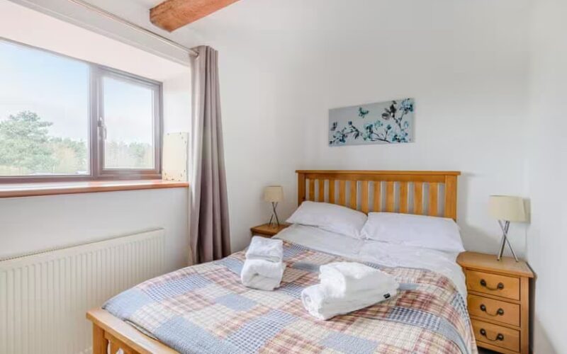 double bedroom of holiday cottage 5 at epworth fields holiday park in lincolnshire