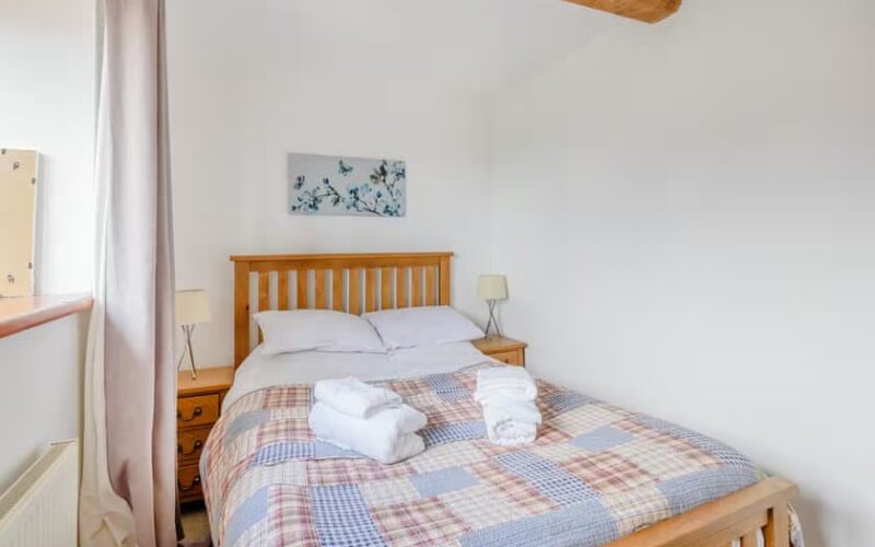 bedroom of holiday cottage 5 at epworth fields holiday park in lincolnshire
