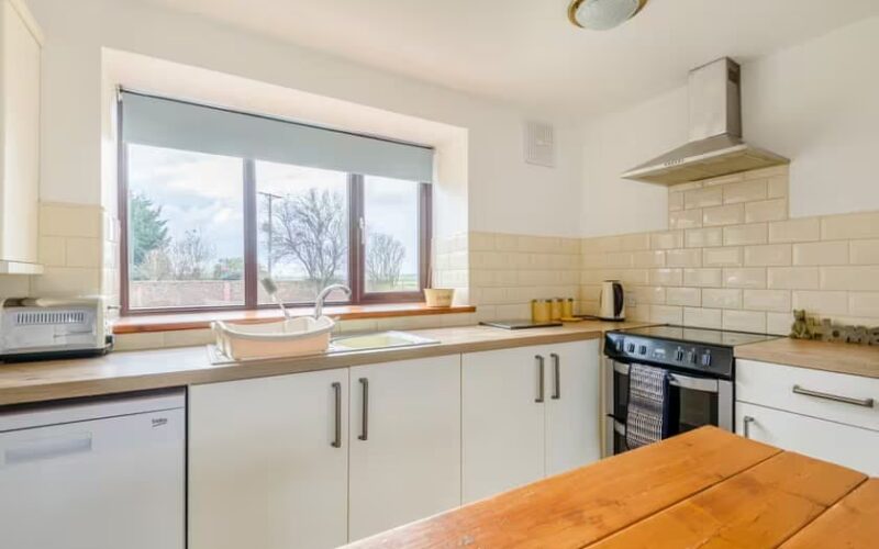 kitchen view of holiday cottage 5 at epworth fields holiday park in lincolnshire