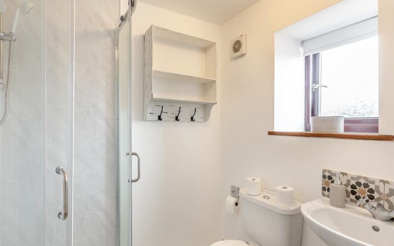 bathroom of holiday cottage 3 at epworth fields holiday park in lincolnshire