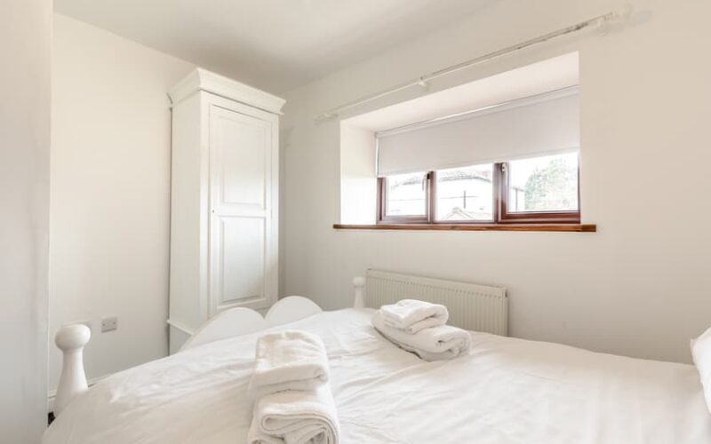 bedroom of holiday cottage 3 at epworth fields holiday park in lincolnshire