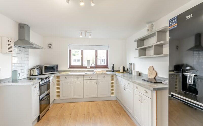 kitchen of holiday cottage 3 at epworth fields holiday park in lincolnshire