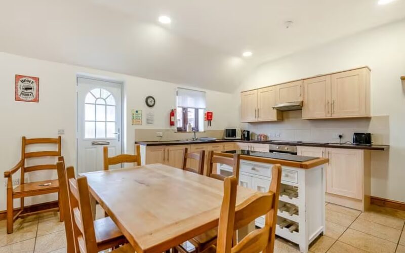 kitchen and dining are of holiday cottage 2 at epworth fields holiday park in lincolnshire