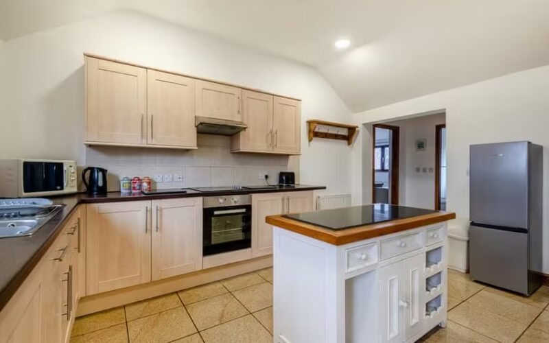 kitchen of holiday cottage 2 at epworth fields holiday park in lincolnshire