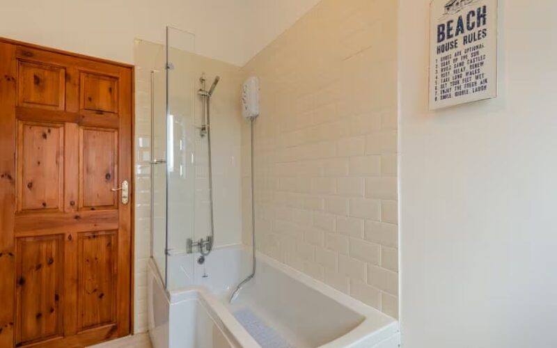 bathroom of holiday cottage 2 at epworth fields holiday park in lincolnshire