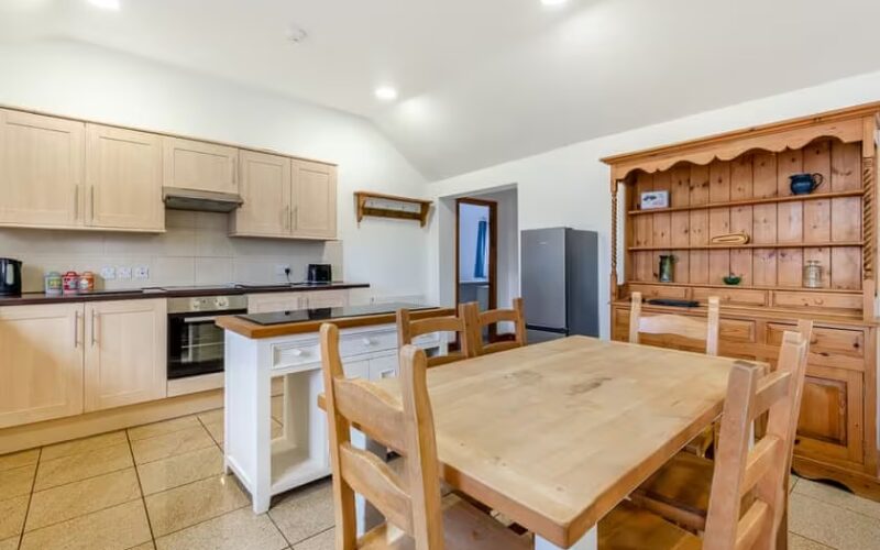 dining room of holiday cottage 2 at epworth fields holiday park in lincolnshire