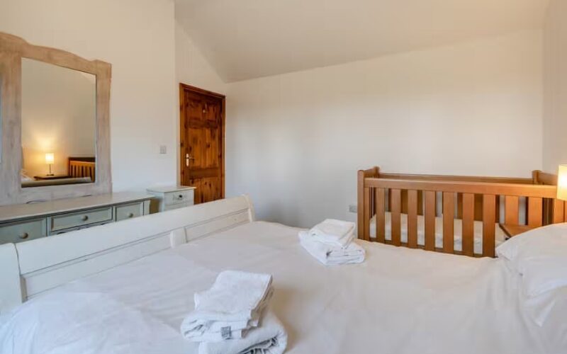 bedroom of holiday cottage 2 at epworth fields holiday park in lincolnshire