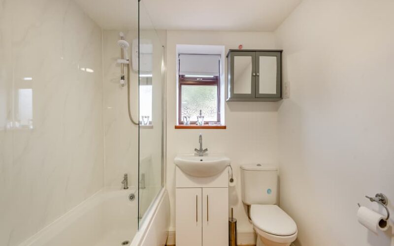 bathrom of holiday cottage 1 at epworth fields holiday park in lincolnshire