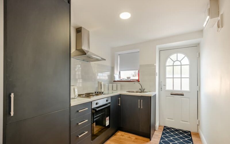 kitchen of holiday cottage 1 at epworth fields holiday park in lincolnshire